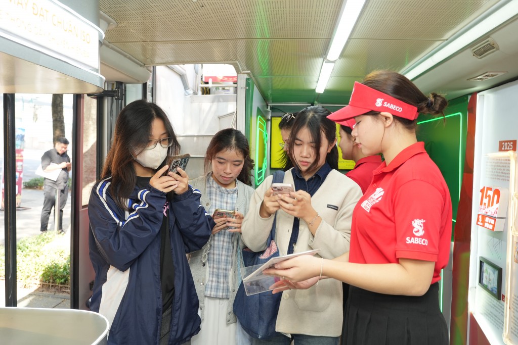 Người dân Hà Nội tương tác các khu vực trưng bày và tìm hiểu về lịch 150 năm phát triển ngành bia Việt Nam cùng SABECO Người dân Hà Nội tương tác các khu vực trưng bày và tìm hiểu về lịch 150 năm phát triển ngành bia Việt Nam cùng SABECO