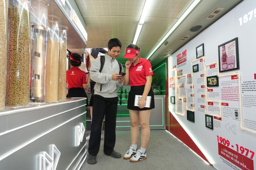 Người dân Hà Nội tương tác các khu vực trưng bày và tìm hiểu về lịch 150 năm phát triển ngành bia Việt Nam cùng SABECO(1) Người dân Hà Nội tương tác các khu vực trưng bày và tìm hiểu về lịch 150 năm phát triển ngành bia Việt Nam cùng SABECO(1)