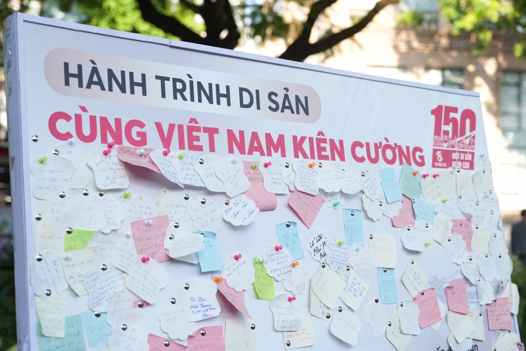 Nhiều lời chúc và lời động viên được người dân cả nước và Hà Nội cùng gửi gắm đến cộng đồng khu vực chịu hưởng bởi bão lũ Nhiều lời chúc và lời động viên được người dân cả nước và Hà Nội cùng gửi gắm đến cộng đồng khu vực chịu hưởng bởi bão lũ