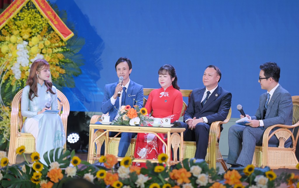 Các thầy cô giáo là điển hình tiên tiến giao lưu tại chương trình