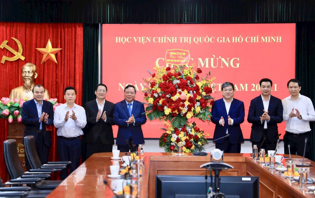 Phó Bí thư Thường trực Thành ủy Hà Nội Nguyễn Văn Phong tặng hoa chúc mừng Học viện Chính trị quốc gia Hồ Chí Minh. Ảnh Quang Thái