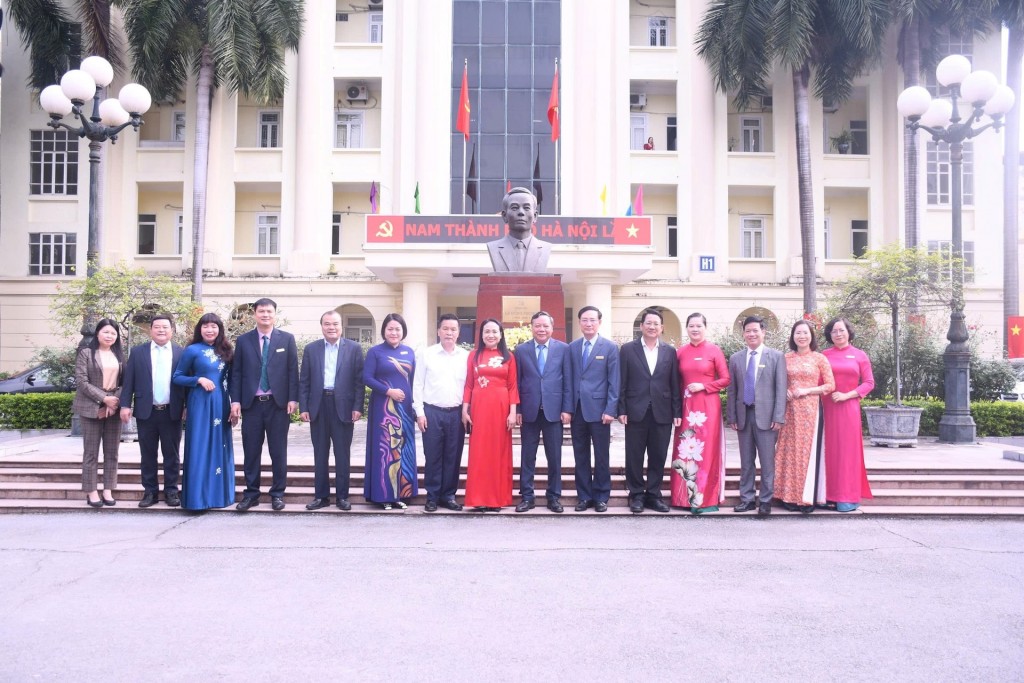 Phó Bí thư Thường trực Thành ủy Nguyễn Văn Phong với cán bộ, giảng viên Trường Đào tạo cán bộ Lê Hồng Phong. Ảnh Quang Thái