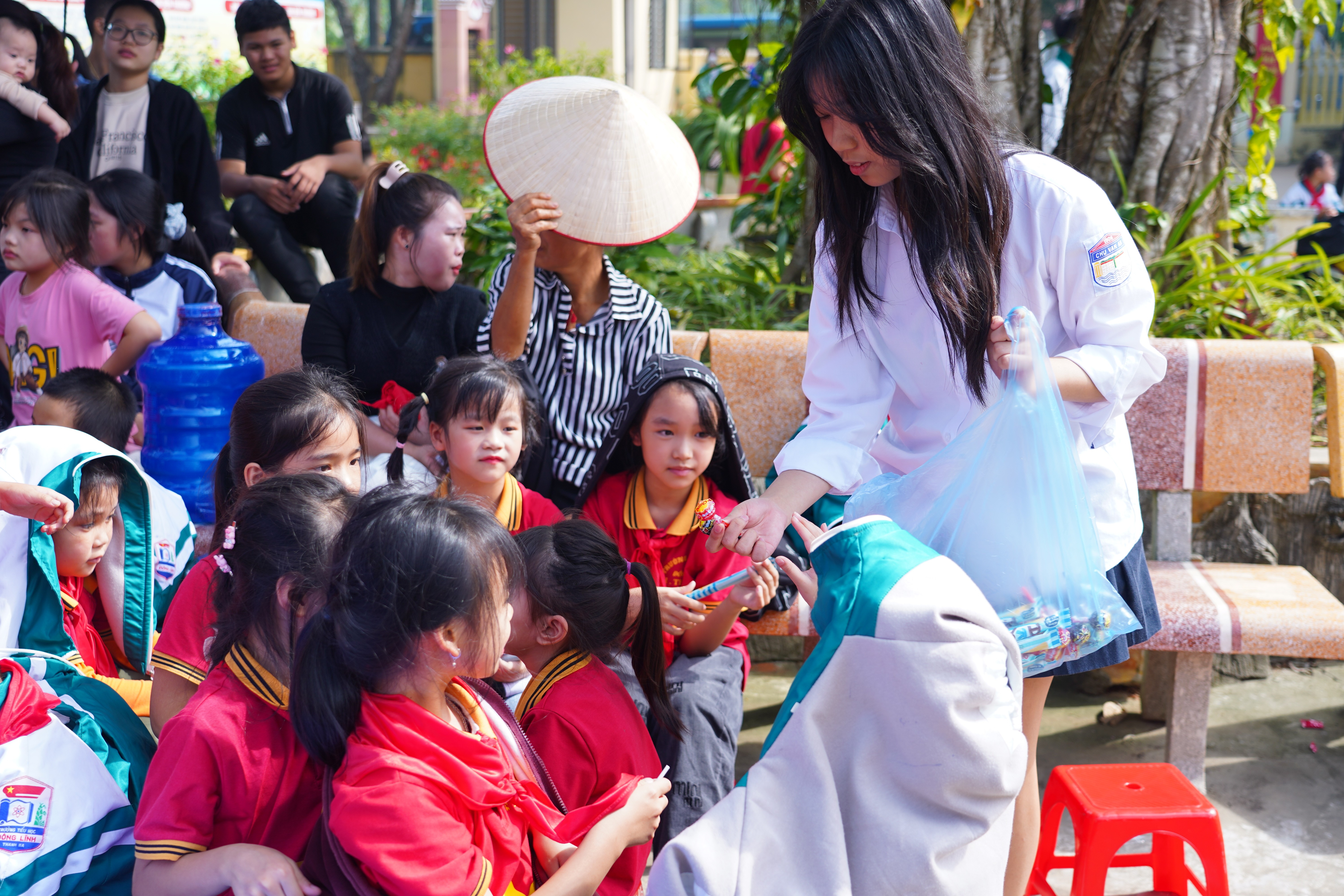 (Ảnh 1: Học sinh trường THPT Chuyên Chu Văn An giao lưu cùng các em học sinh trường Tiểu học Đông Lĩnh - Phú Thọ.)