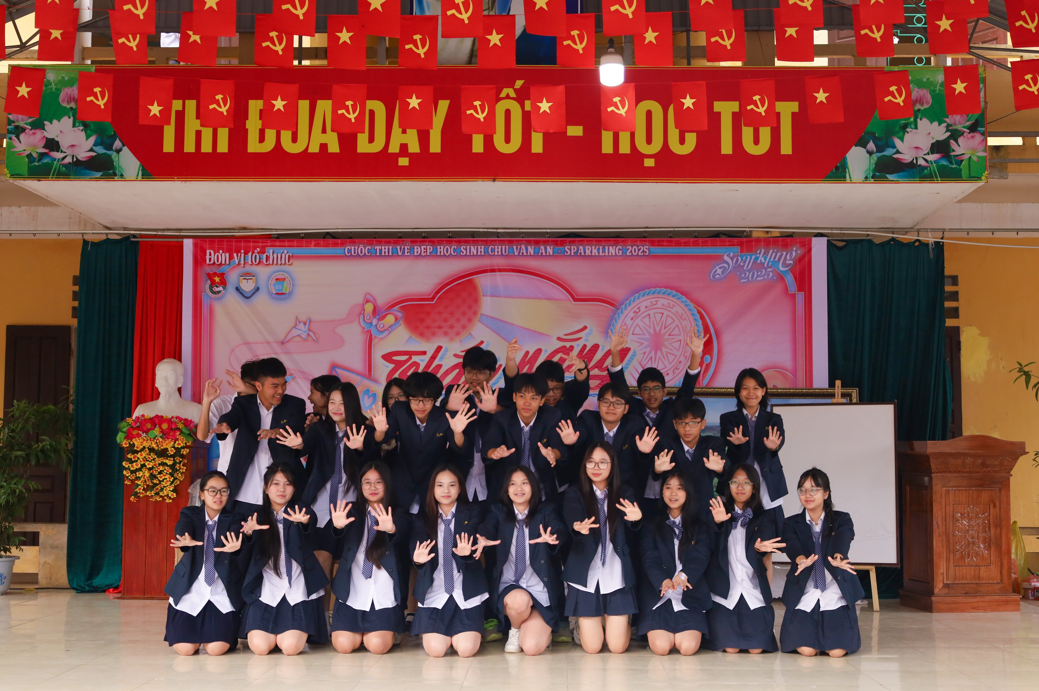 Tiết mục mở đầu đầy ấn tượng của học sinh lớp 10 Pháp 2.