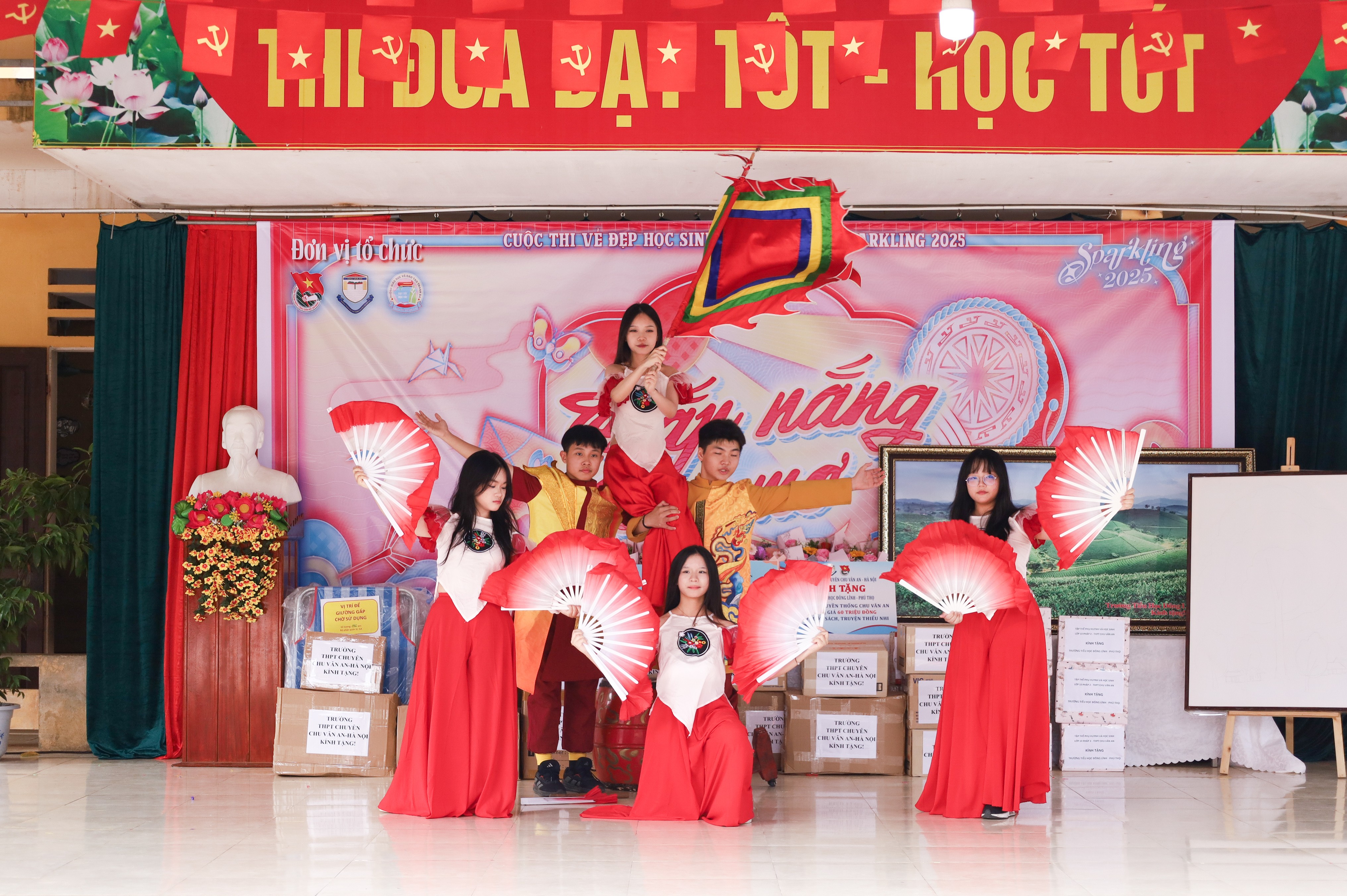 (Ảnh 3: Phần trình diễn độc đáo đạt giải Nhất của nhóm nhà Perlindor.)