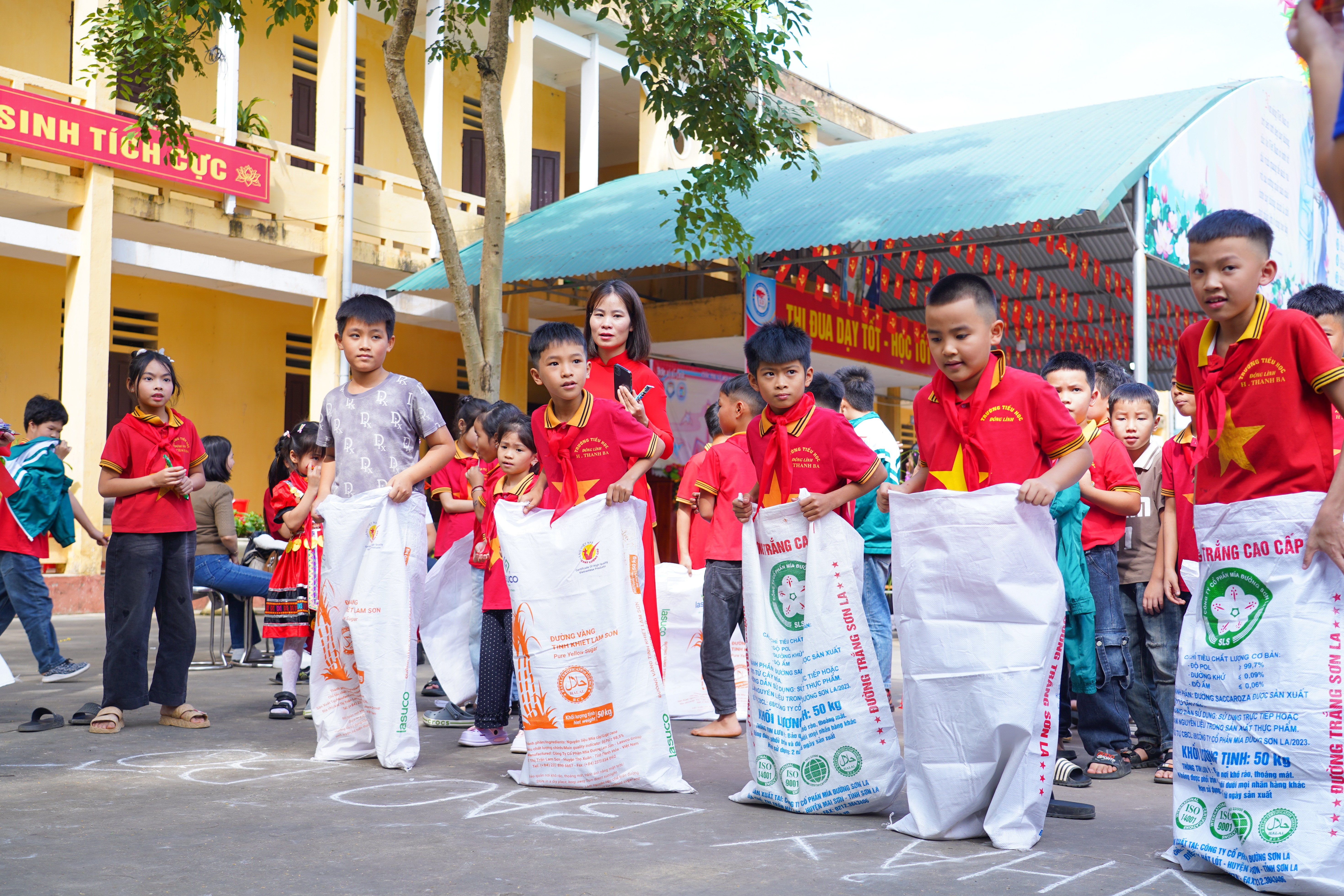 (Ảnh 4: Không khí sôi nổi, háo hức của các em học sinh khi tham gia trải nghiệm các trò chơi dân gian.)