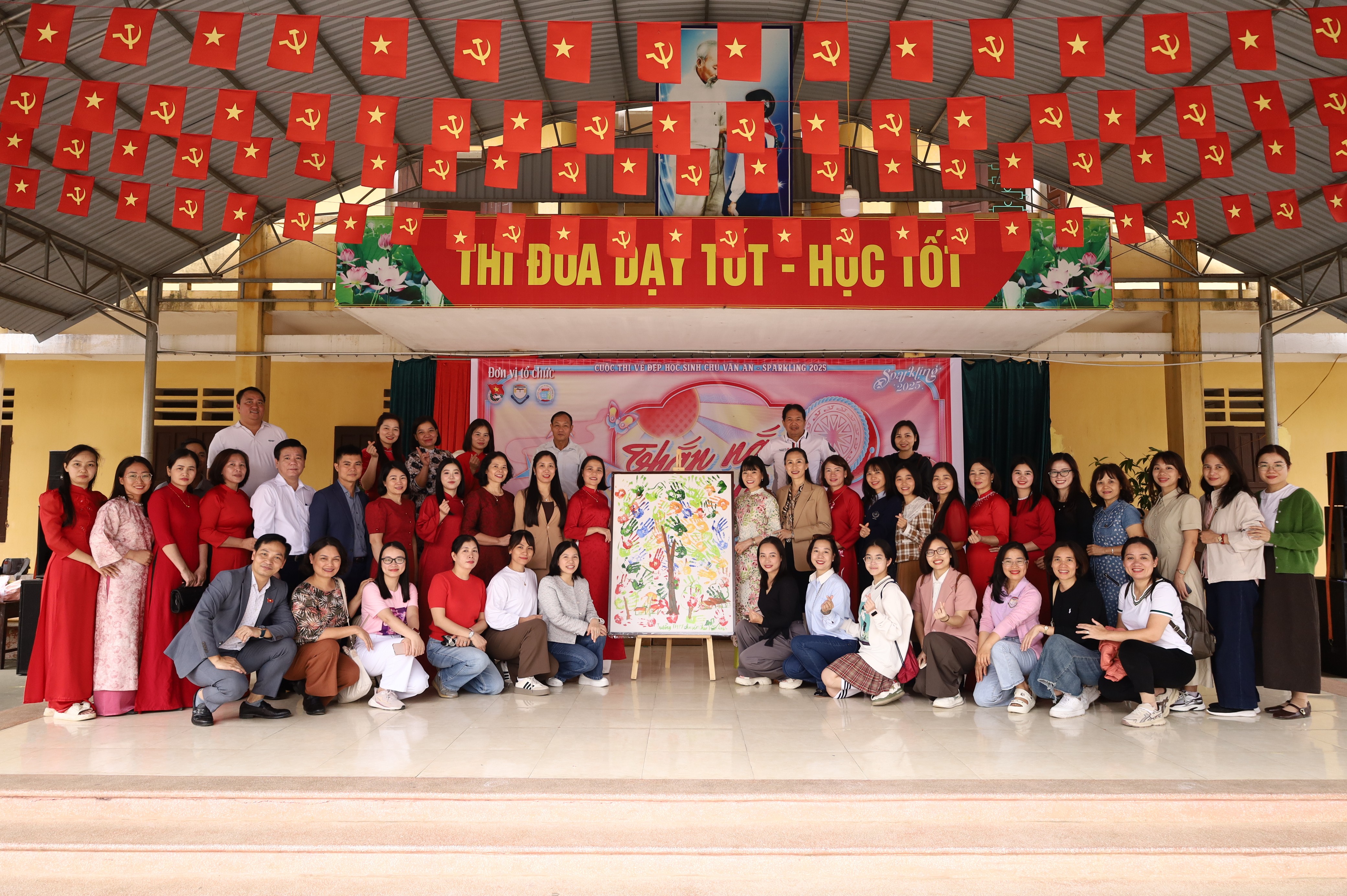 (Ảnh 6: Bức tranh được tạo nên từ đôi bàn tay của thầy và trò hai trường.)