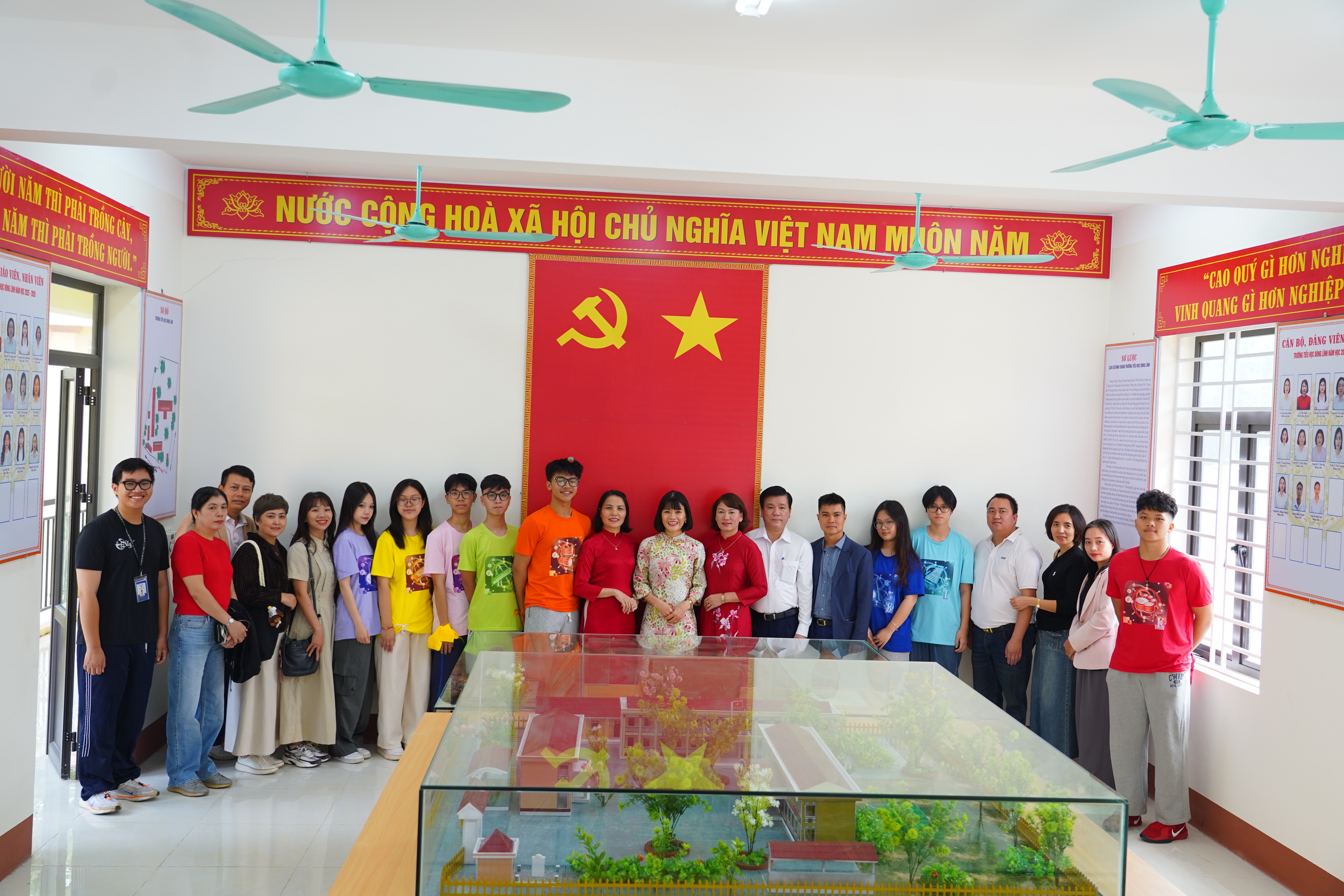 (Ảnh 7: Thầy và trò hai trường tham quan nhà truyền thống trường Tiểu học Đông Lĩnh.)