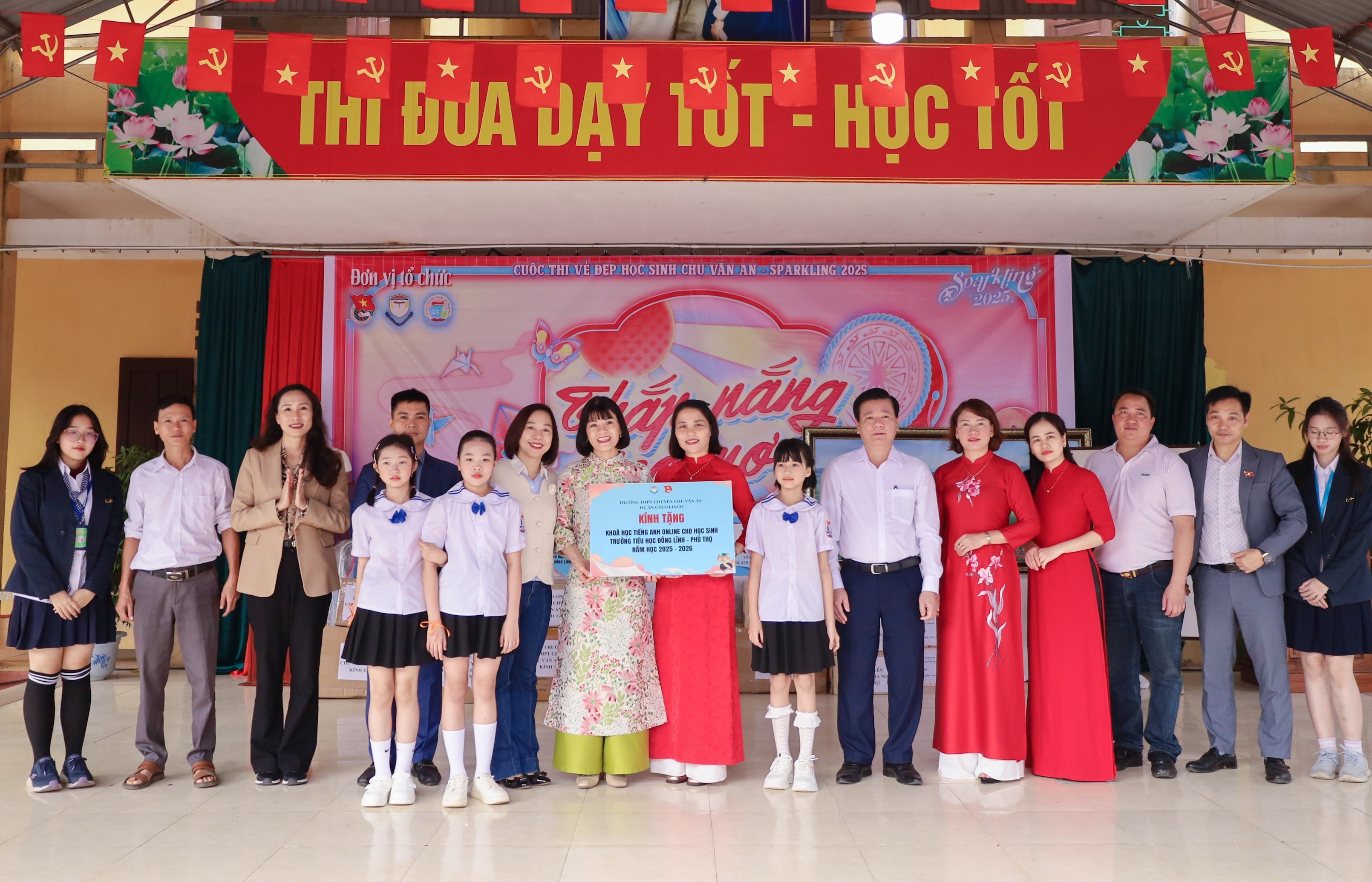 Học sinh trường Bưởi - Chu Văn An "thắp nắng gieo mơ" tại Phú Thọ