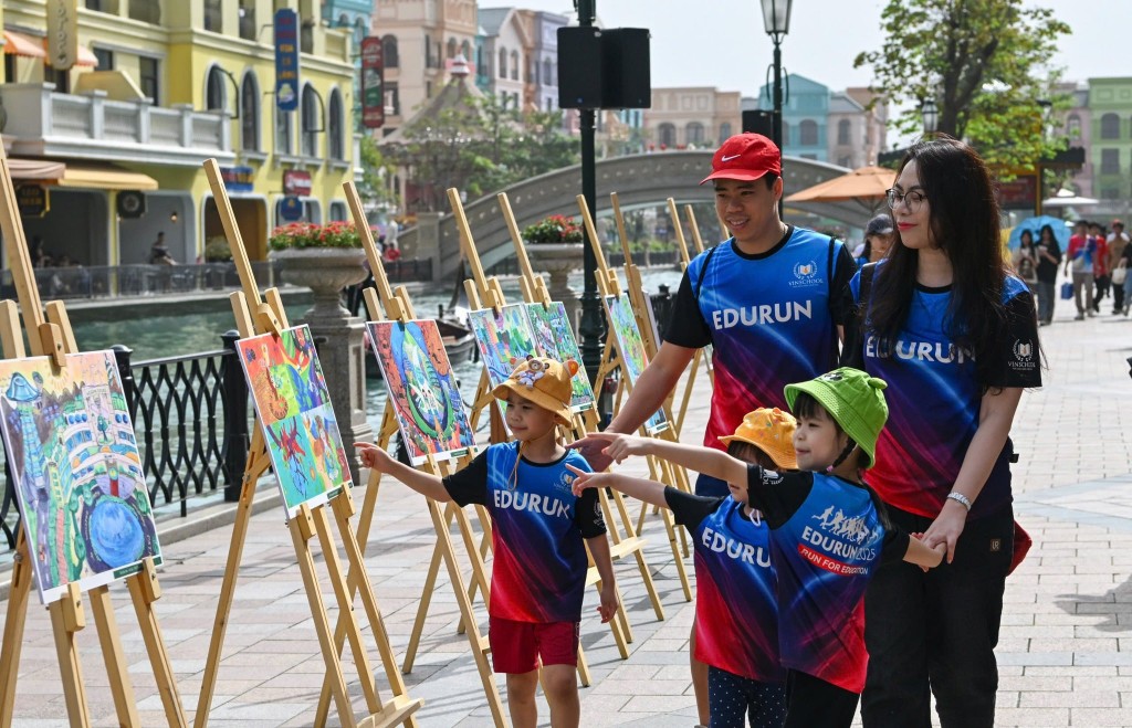 . Các tác phẩm tranh vẽ từ cuộc thi “Gửi Tương Lai Xanh 2050” mùa 1 được giới thiệu trưng bày tại sự kiện “Ngày Hội Xanh 2025” do Vingroup tổ chức vào tháng 3/2025. Ảnh: QVTLX.