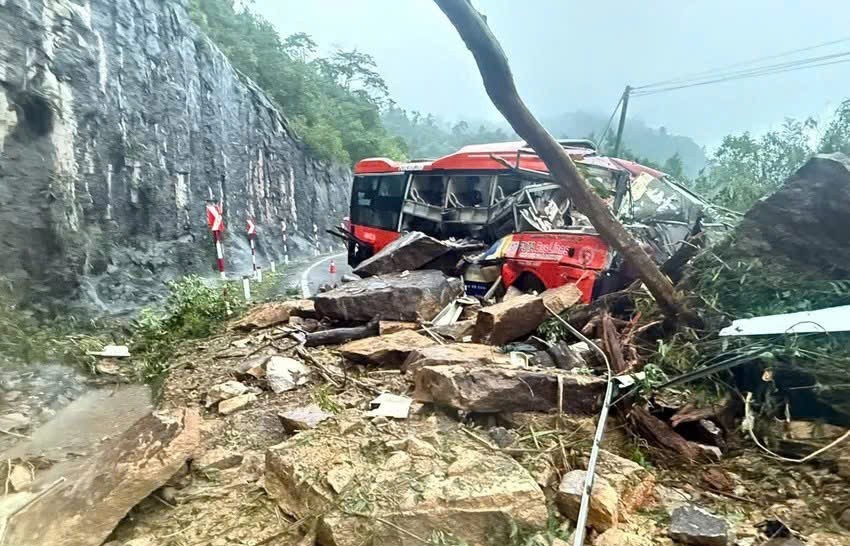 Khẩn trương khắc phục sự cố sạt lở đất tại đèo Khánh Lê thuộc tỉnh Khánh Hòa