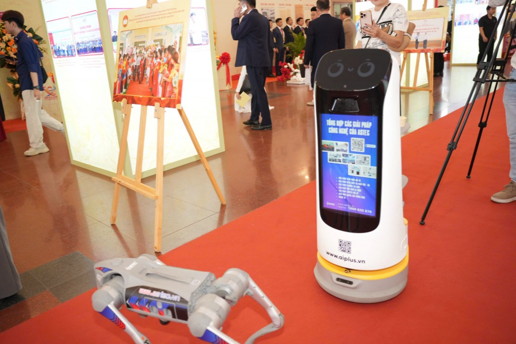 Các sản phẩm robot chó và robot phục vụ đồ ăn 