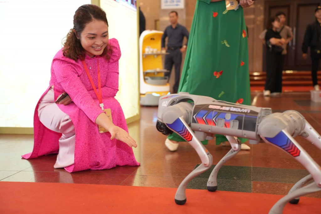 Chú chó robot thu hút đại biểu 