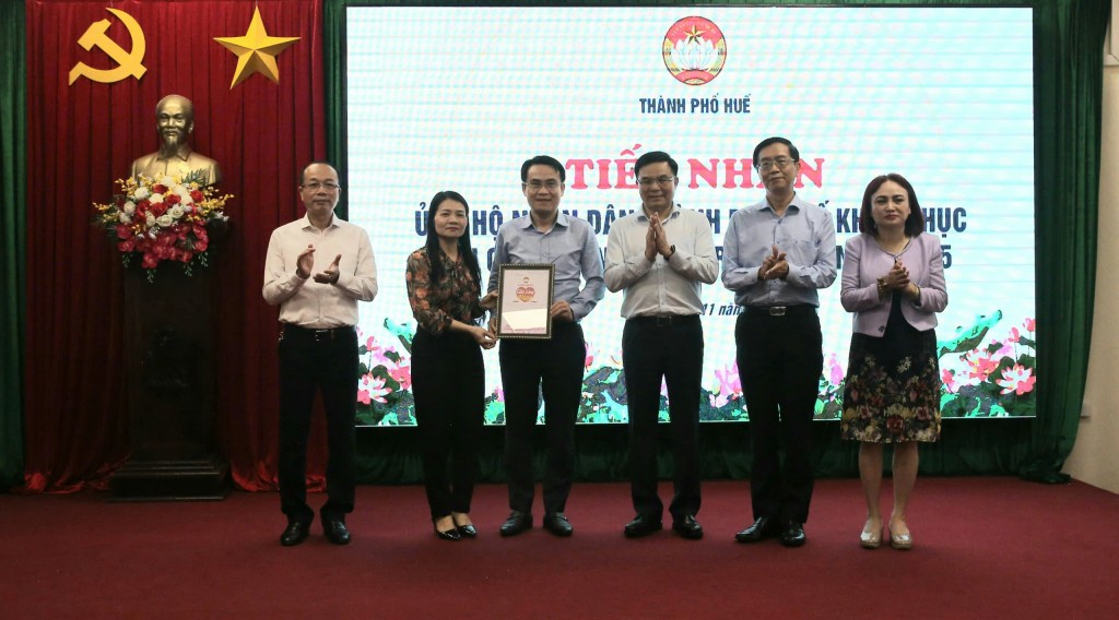 2.	Petrovietnam trao biểu trưng hỗ trợ 5 tỷ đồng tại TP Huế.