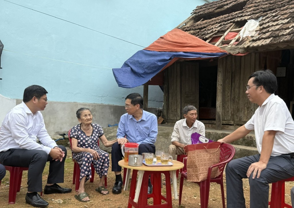 3.	Lãnh đạo Petrovietnam động viên người dân bị ảnh hưởng bởi thiên tai tại miền Trung.