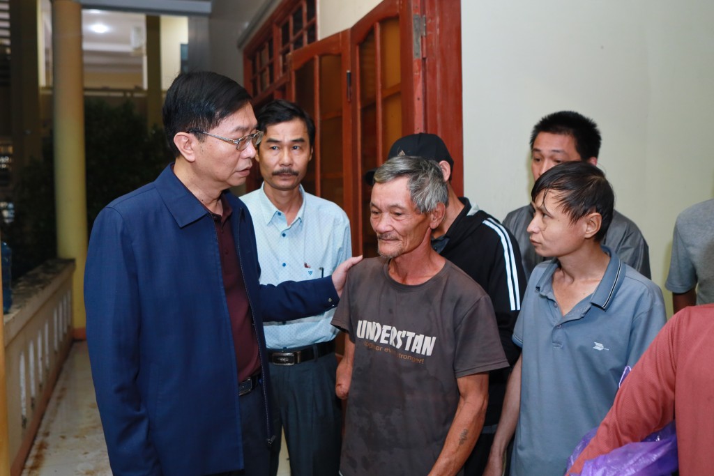 4.	Lãnh đạo Petrovietnam chia sẻ với người dân bị ảnh hưởng bởi thiên tai tại miền Trung.