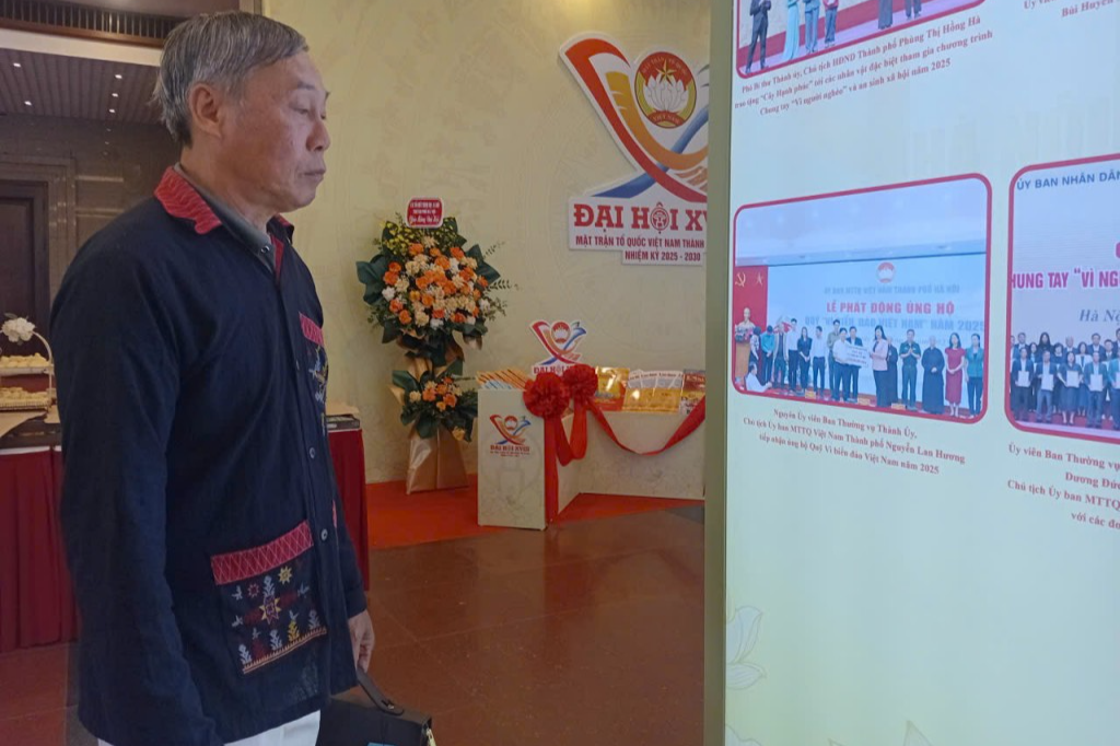 Đại biểu Triệu Tiến Vi tham quan triển lãm ảnh bên lề Đại hội Đại biểu Triệu Tiến Vi tham quan triển lãm ảnh bên lề Đại hội