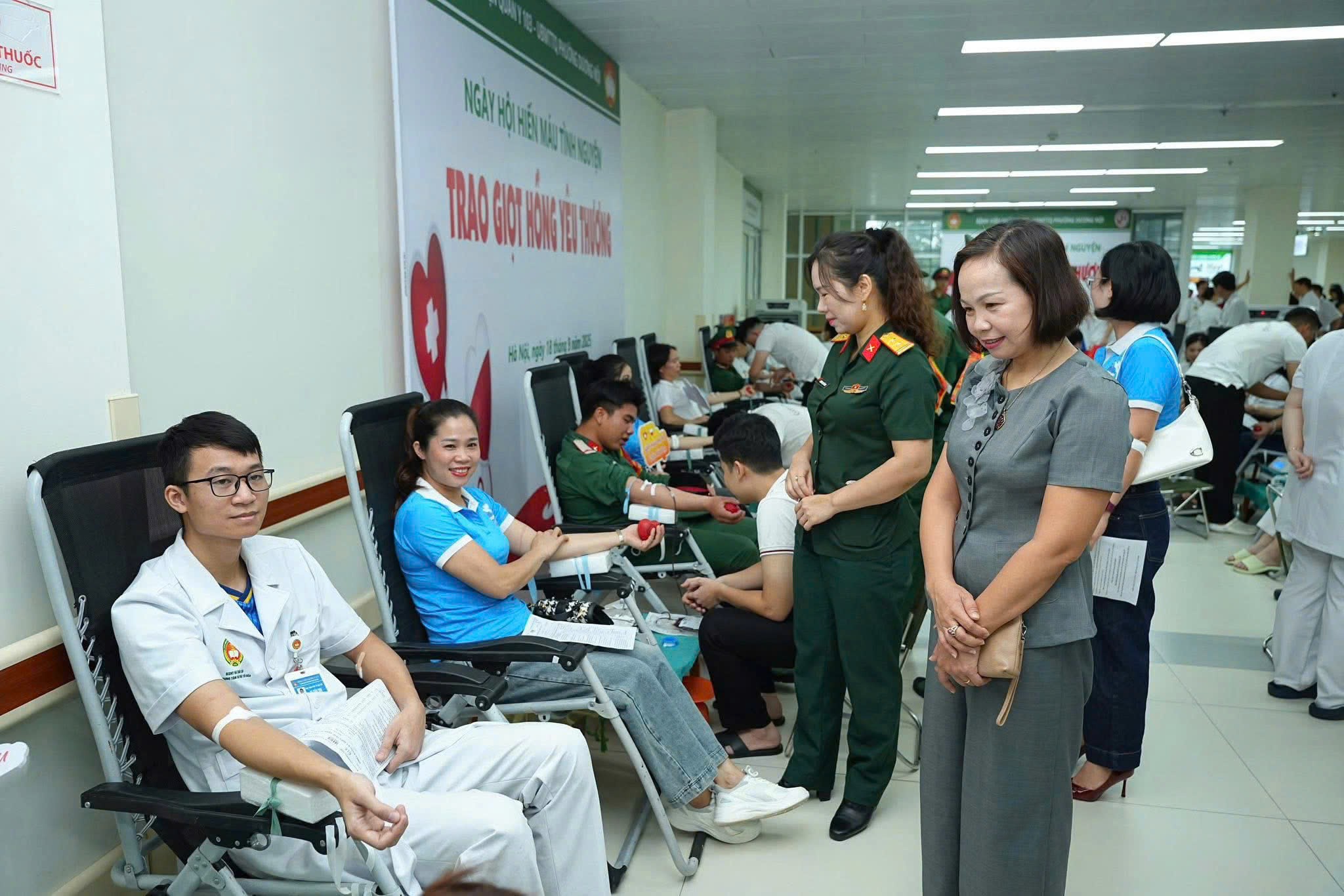 Cán bộ MTTQ và các đoàn thể phường Dương Nội tham gia Ngày hội hiến máu tình nguyện Cán bộ MTTQ và các đoàn thể phường Dương Nội tham gia Ngày hội hiến máu tình nguyện