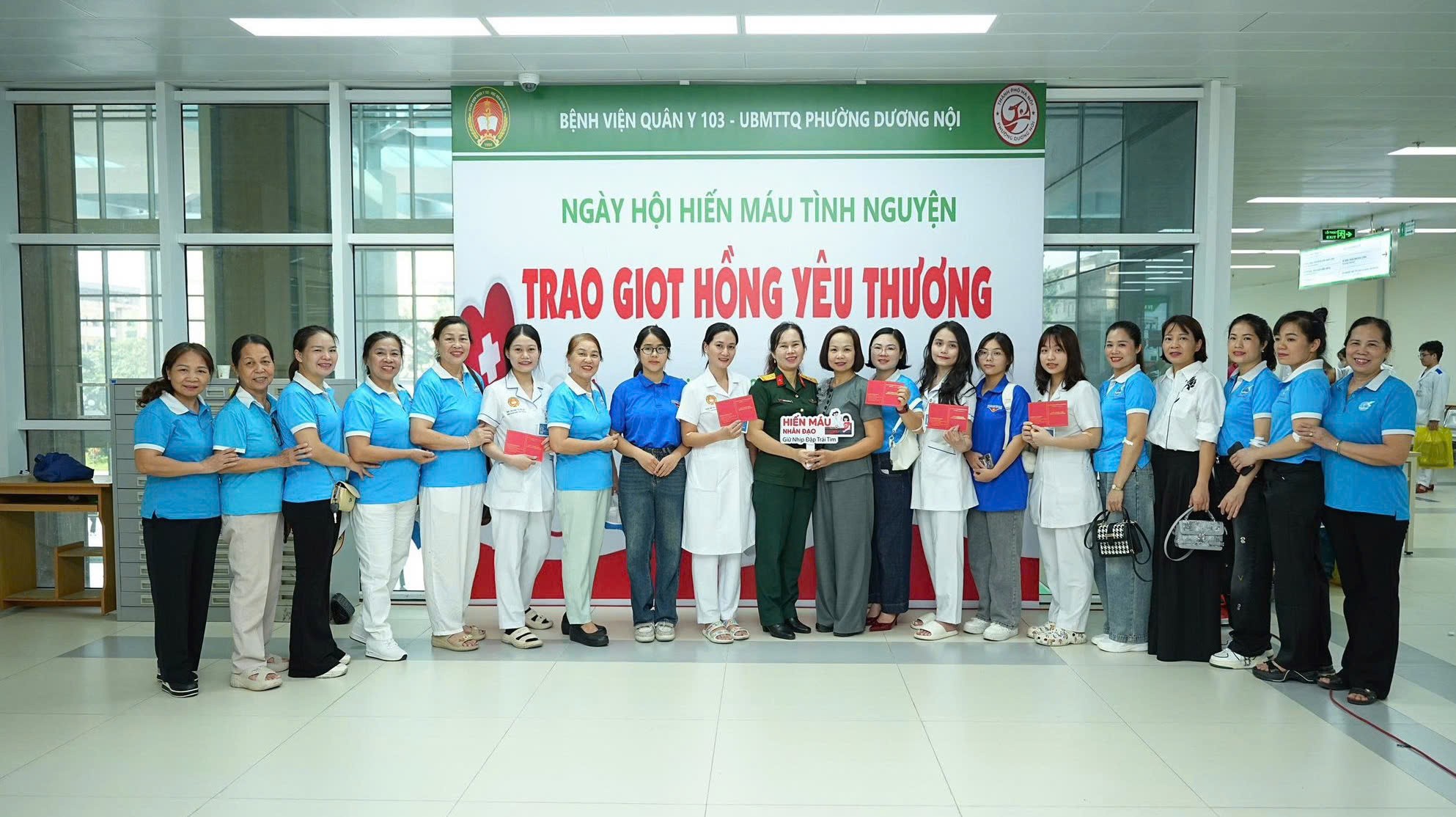 Cán bộ MTTQ và các đoàn thể chính trị xã hội phường Dương Nội tham gia hoạt động hiến máu nhân đạo Cán bộ MTTQ và các đoàn thể chính trị xã hội phường Dương Nội tham gia hoạt động hiến máu nhân đạo