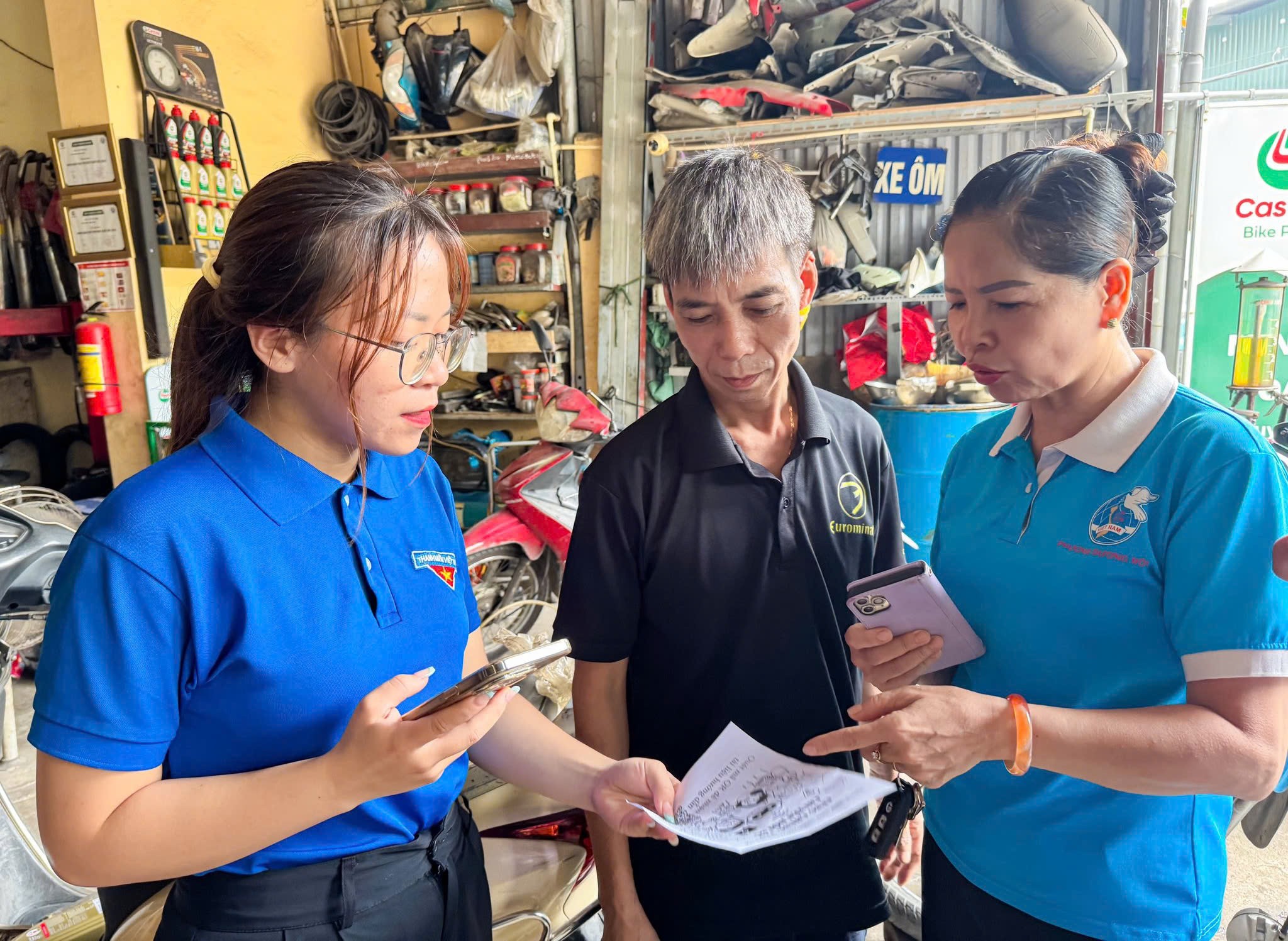 Đoàn viên, thanh niên và cán bộ Hội Phụ nữ phường Dương Nội hướng dẫn người dân cài đặt các ứng dụng chuyển đổi số trong thực hiện thủ tục hành chính Đoàn viên, thanh niên và cán bộ Hội Phụ nữ phường Dương Nội hướng dẫn người dân cài đặt các ứng dụng chuyển đổi số trong thực hiện thủ tục hành chính