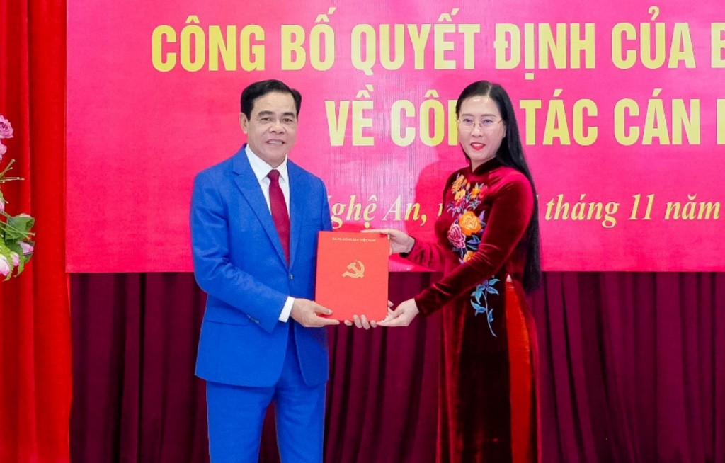 Đồng chí Bùi Thị Quỳnh Vân - Ủy viên Ban Chấp hành Trung ương Đảng, Phó Trưởng ban Tổ chức Trung ương trao quyết định cho đồng chí Võ Trọng Hải.