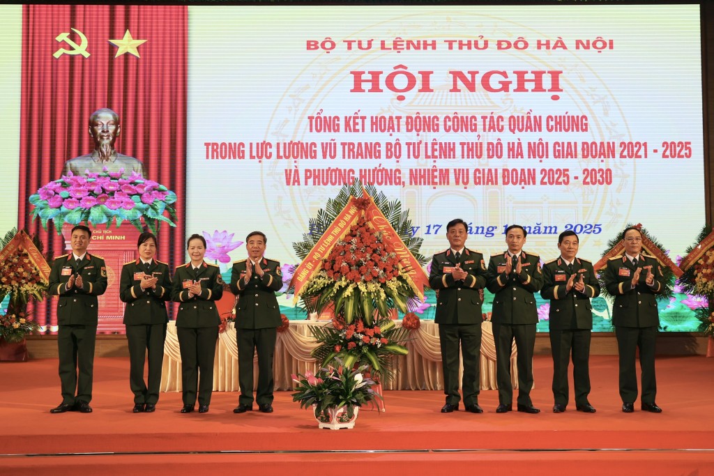 Thiếu tướng Đào Văn Nhận, Ủy viên Ban Thường vụ Thành ủy, Tư lệnh Bộ Tư lệnh Thủ đô Hà Nội cùng các đồng chí lãnh đạo Bộ Tư lệnh tặng hoa chúc mừng Hội nghị