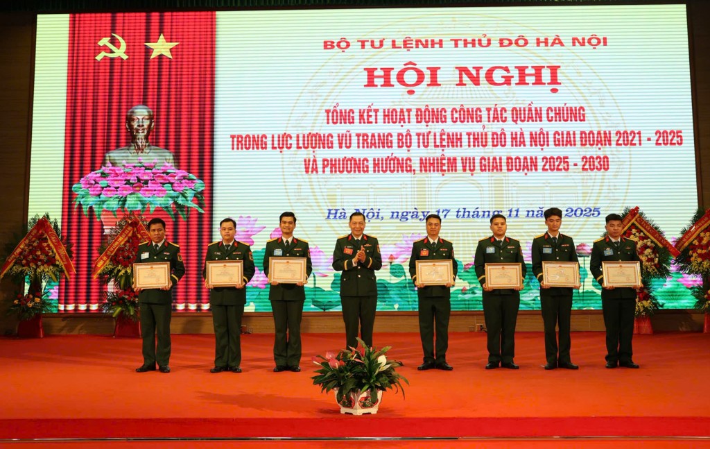 Lãnh đạo Bộ Tư lệnh Bộ Tư lệnh Thủ đô Hà Nội khen thưởng các tập thể, cá nhân có thành tích xuất sắc trong huấn luyện sẵn sàng chiến đấu và lao động sản xuất