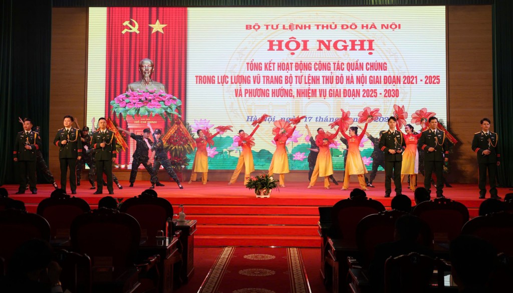 Một tiết mục văn nghệ tại Hội nghị tổng kết hoạt động công tác quần chúng trong Lực lượng vũ trang Bộ Tư lệnh Thủ đô Hà Nội