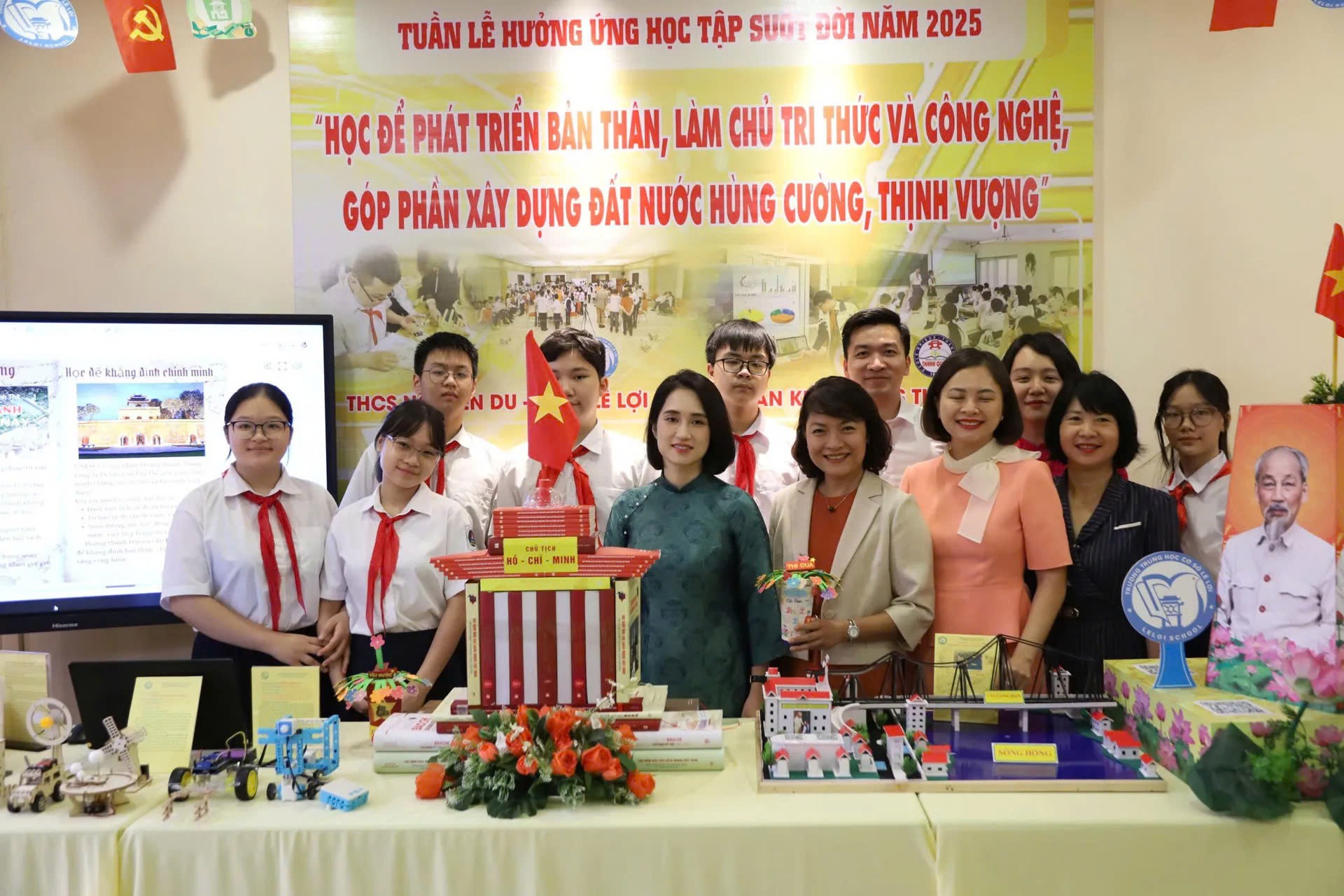 Các đại biểu và học sinh phường Hoàn Kiếm tham gia hoạt động Tuần lễ hưởng ứng học tập suốt đời năm 2025