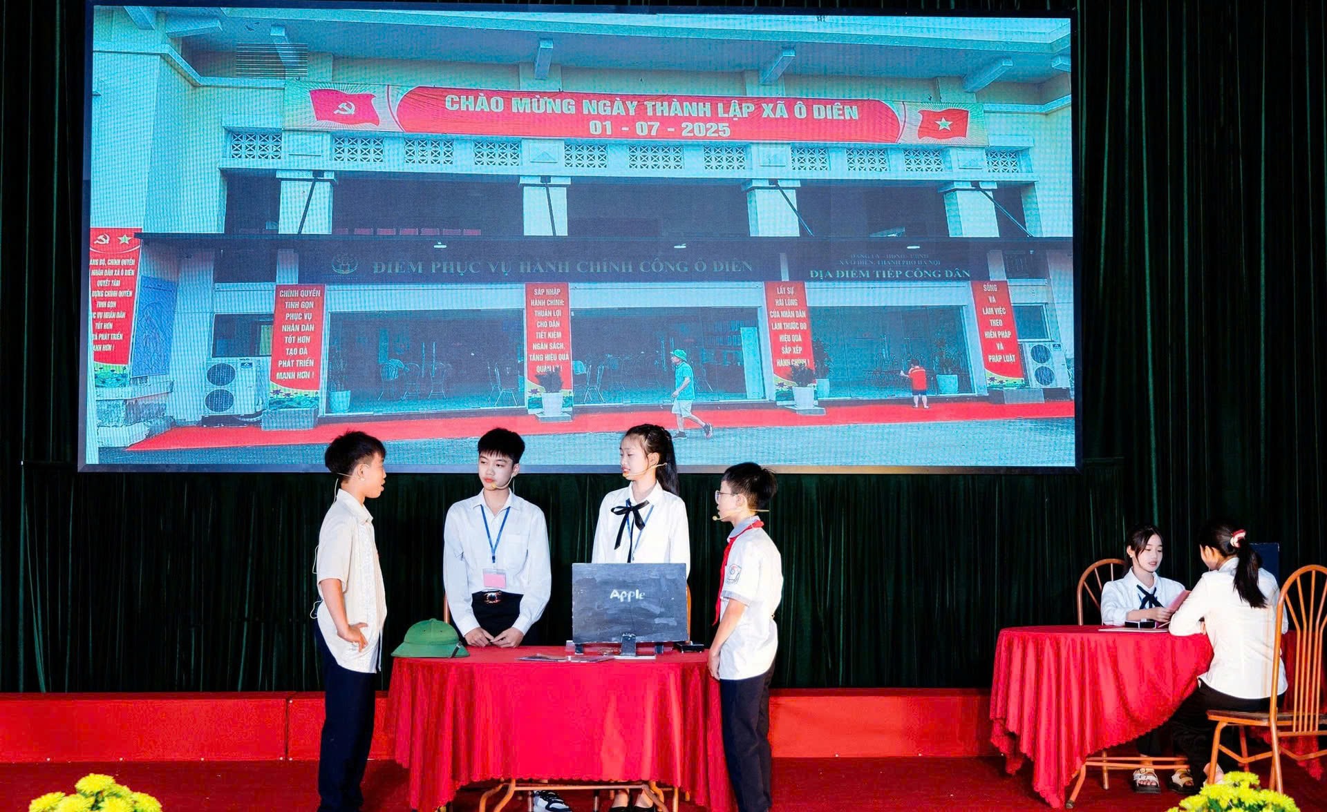  Các học sinh xã Ô Diên với tiểu phẩm thực hiện thủ tục hành chính trực tuyến trên cổng dịch vụ công quốc gia