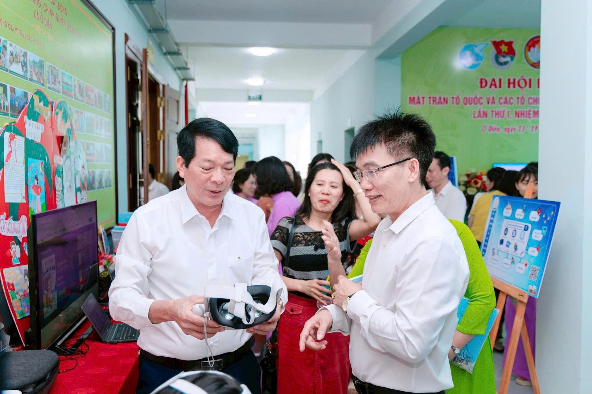 Các đại biểu trải nghiệm thực tế ảo giới thiệu về lịch sử - văn hóa - xã hội xã Ô Diên