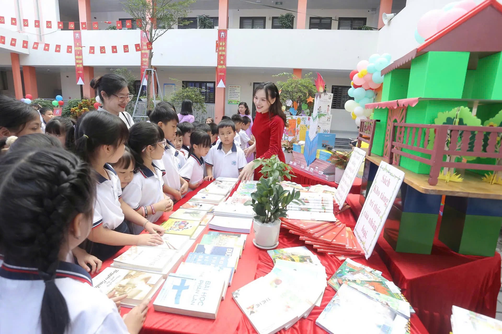 Học sinh trường Tiểu học Cổ Nhuế 2A  tham quan gian trưng bày sách tại Tuần lễ hưởng ứng học tập suốt đời