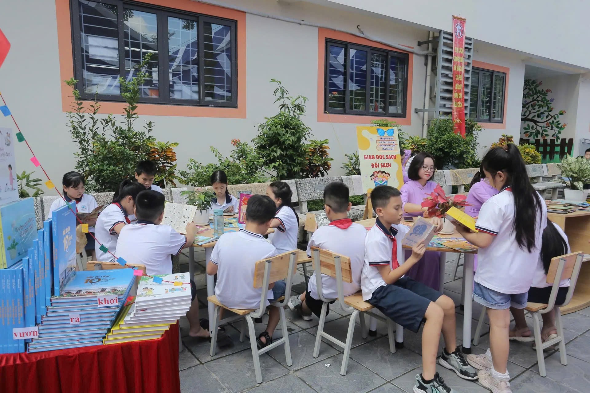  Các học sinh đọc sách, đổi sách trong Tuần lễ hưởng ứng học tập suốt đời