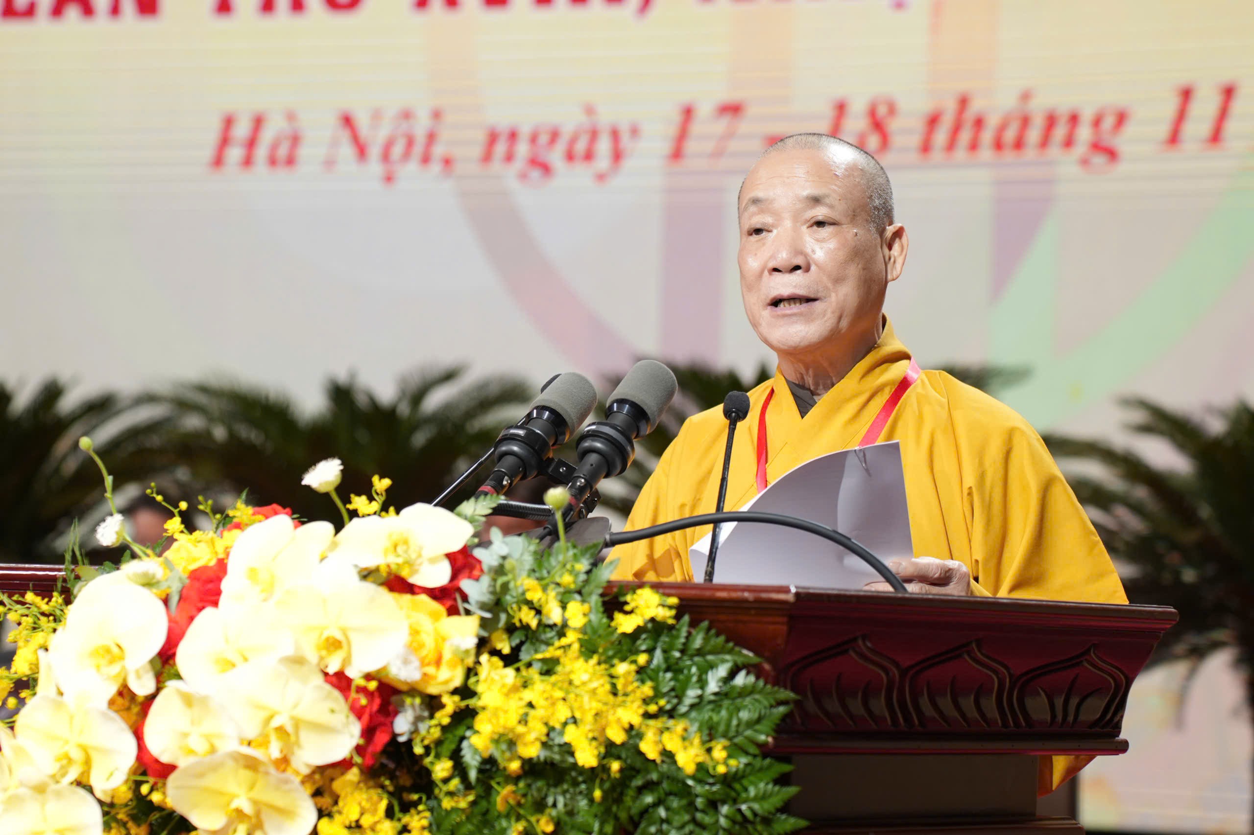 Hòa thượng Thích Bảo Nghiêm, Trưởng Ban trị sự Giáo hội Phật giáo Việt Nam thành phố Hà Nội trình bày tham luận