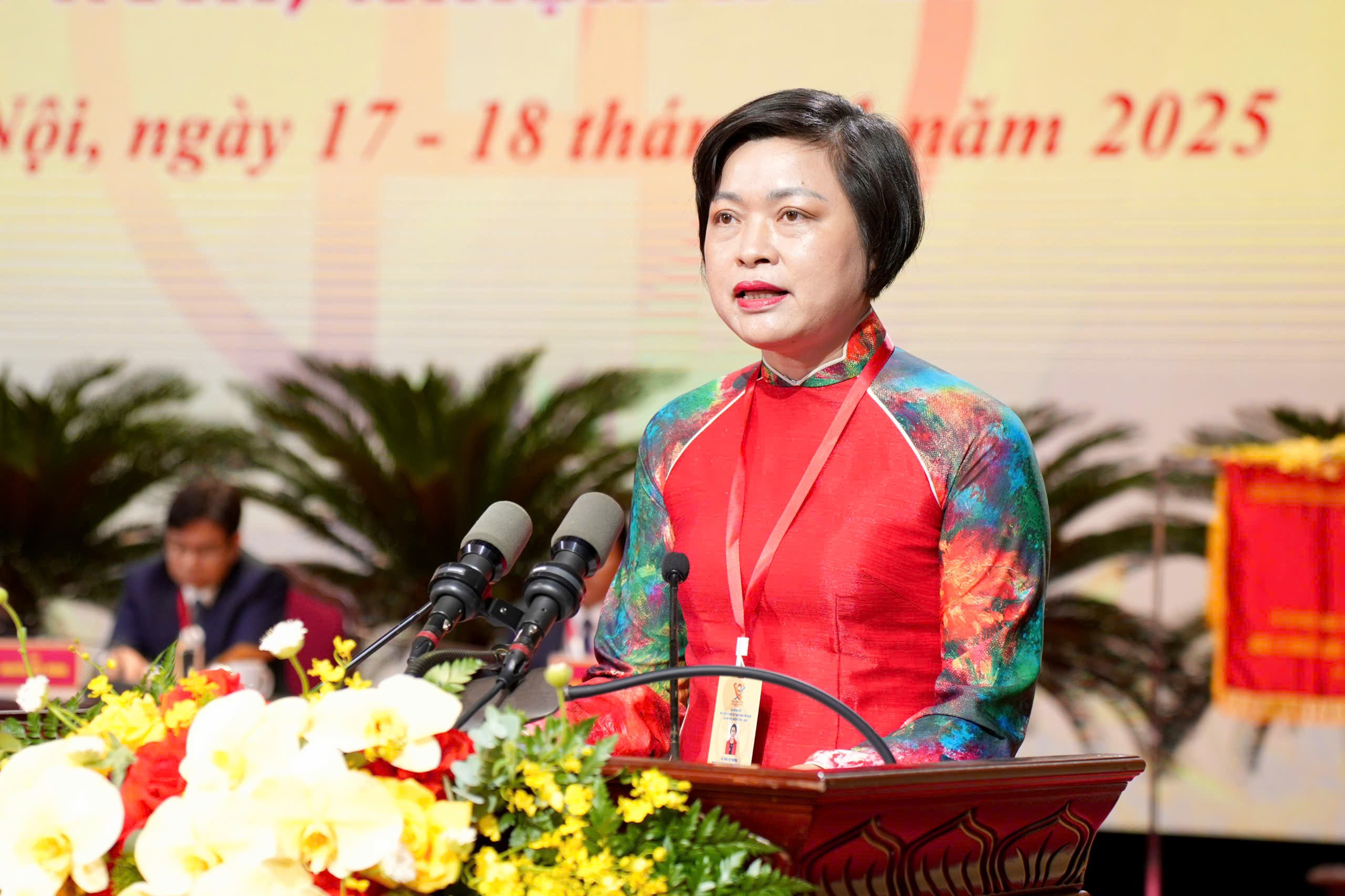 Phó Chủ tịch Thường trực Liên hiệp các tổ chức hữu nghị TP Hà Nội Trần Thị Phương trình bày tham luận Phó Chủ tịch Thường trực Liên hiệp các tổ chức hữu nghị TP Hà Nội Trần Thị Phương trình bày tham luận