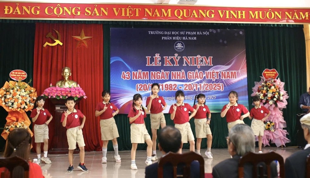 Tôn vinh thầy cô, lan tỏa giá trị “tôn sư trọng đạo” Tôn vinh thầy cô, lan tỏa giá trị “tôn sư trọng đạo”