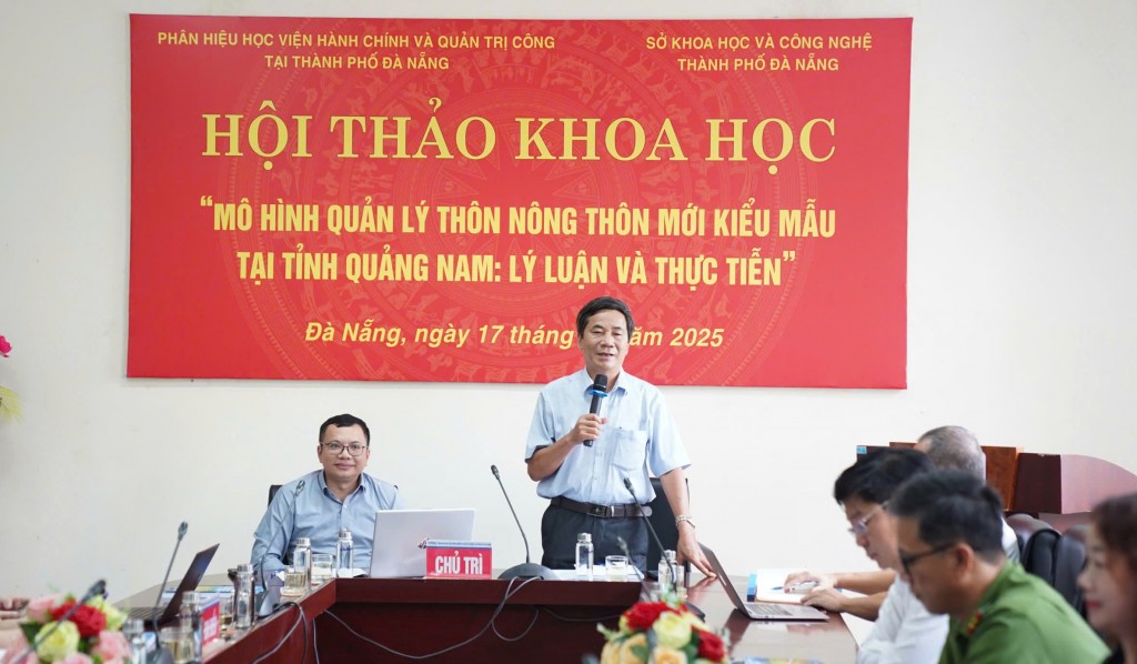 PGS.TS Hoàng Sĩ Nguyên (bên phải) và PGS.TS Nguyễn Nghị Thanh (bên trái) đồng chủ trì phiên thứ nhất PGS.TS Hoàng Sĩ Nguyên (bên phải) và PGS.TS Nguyễn Nghị Thanh (bên trái) đồng chủ trì phiên thứ nhất