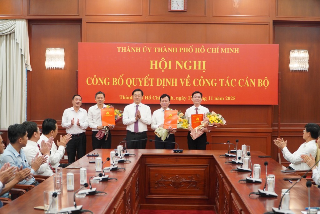 Lãnh đạo TPHCM trao quyết định và chúc mừng các cán bộ Lãnh đạo TPHCM trao quyết định và chúc mừng các cán bộ