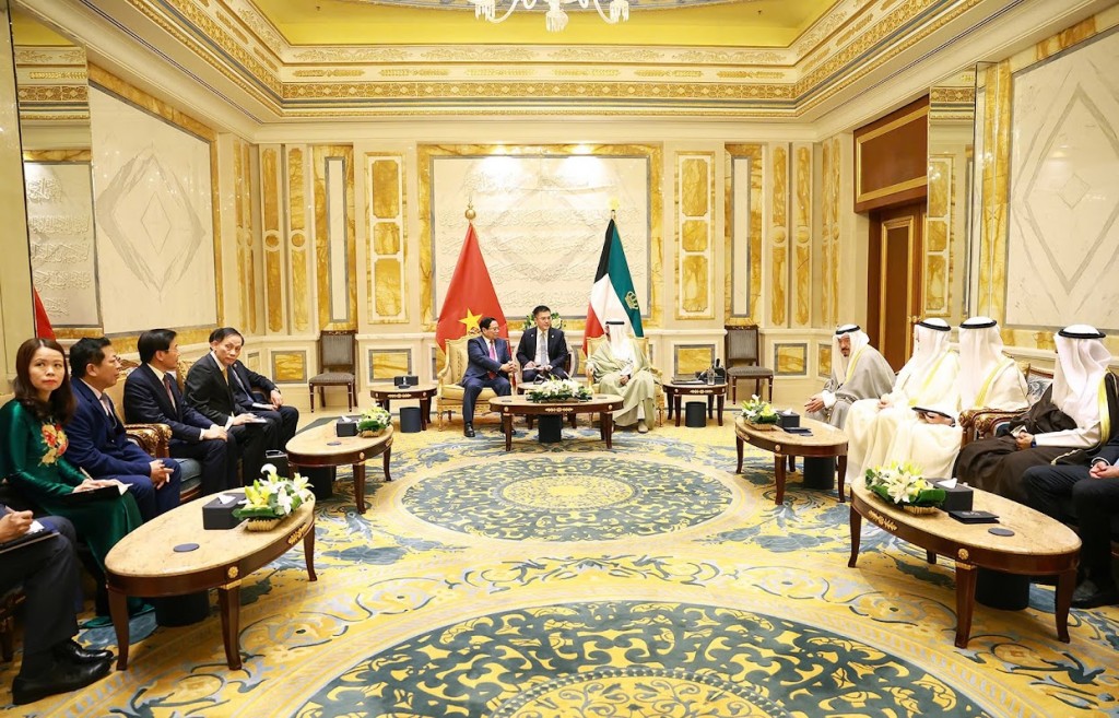 Thủ tướng Chính phủ Phạm Minh Chính đề nghị Quốc vương Kuwait tiếp tục quan tâm thúc đẩy quan hệ hai nước phát triển tương xứng với quy mô, yêu cầu mới, chú trọng đẩy mạnh và tạo đột phá - Ảnh: VGP/Nhật Bắc