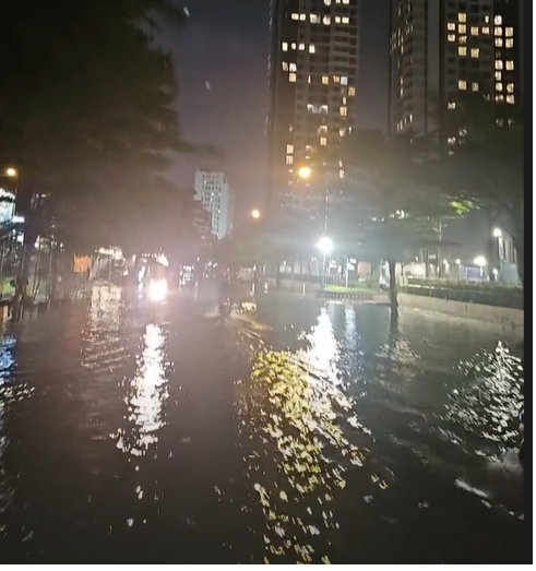 Triều cường gây ngập lụt