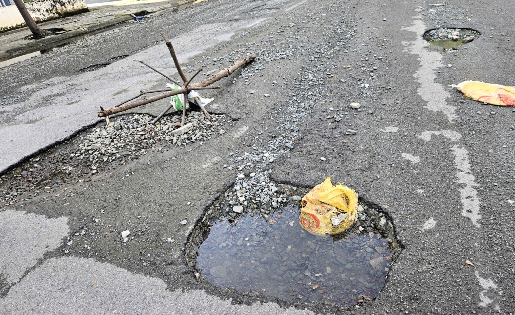 Con đường 14 chằng chịt ổ gà, ổ voi khiến người dân di chuyển vô cùng khó khăn (mặt sau trung tâm thương mại SC ViVo) chằng