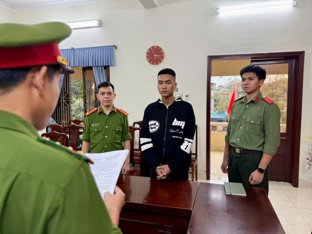 Cơ quan công an tống đạt quyết định khởi tố vụ án, khởi tố bị can đối với Hồ Thúc Minh Tiến về hành vi “Vi phạm quy định về tham gia giao thông đường bộ” (Ảnh: CA) Cơ quan công an tống đạt quyết định khởi tố vụ án, khởi tố bị can đối với Hồ Thúc Minh Tiến về hành vi “Vi phạm quy định về tham gia giao thông đường bộ” (Ảnh: CA)