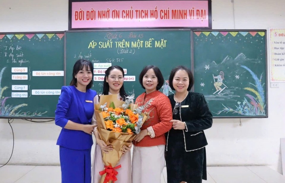 Những bông hoa ngát hương trong vườn hoa THCS Khương Thượng