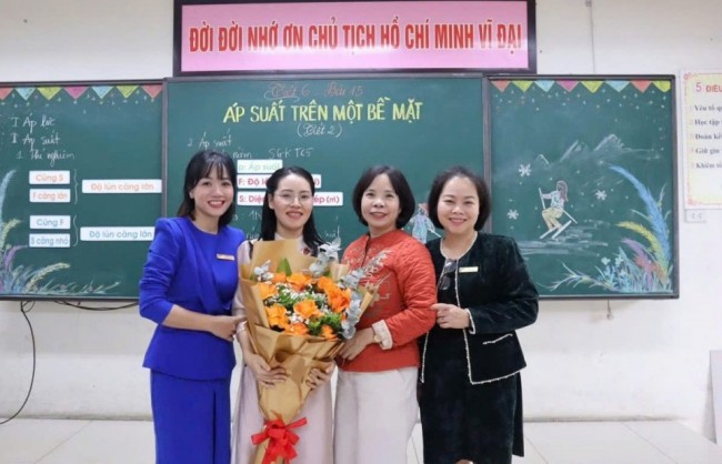 Những bông hoa ngát hương trong vườn hoa THCS Khương Thượng