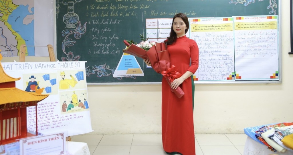 Cô giáo Đỗ Thị Hiên – giáo viên môn Lịch sử, trong không gian lớp học được tái hiện sinh động với mô hình, tư liệu lịch sử phong phú.