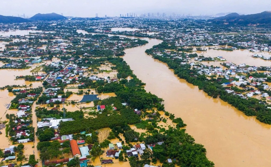Hàng loạt khu vực trên địa bàn tỉnh Khánh Hòa bị ngập sâu, chia cắt (Ảnh: Lê Hường) Hàng loạt khu vực trên địa bàn tỉnh Khánh Hòa bị ngập sâu, chia cắt (Ảnh: Lê Hường)