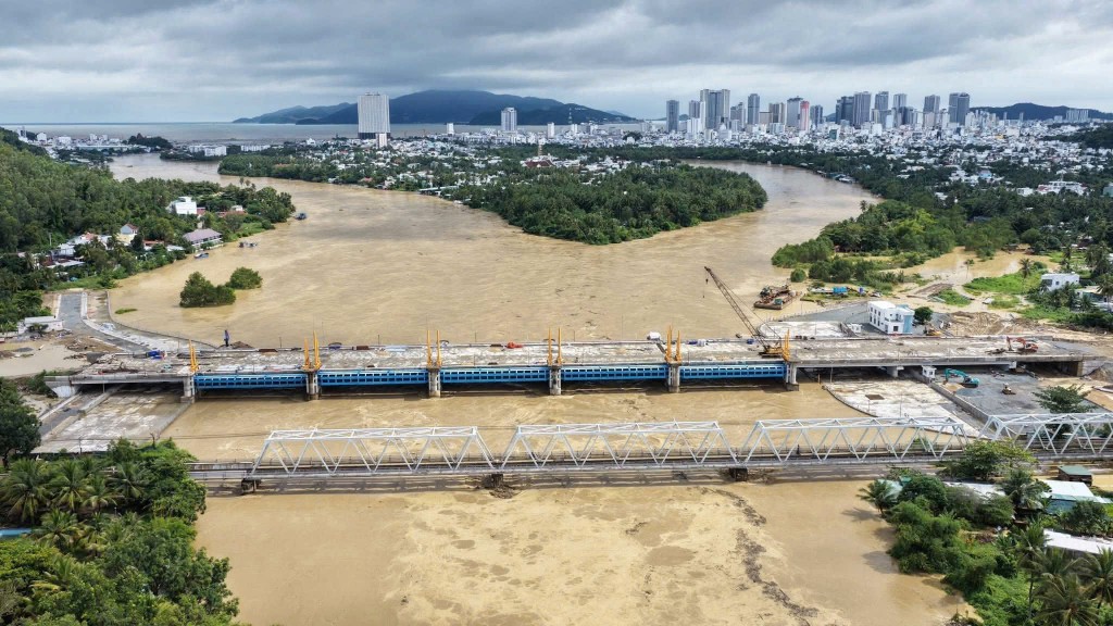 Dự báo trong 24 giờ tới, lũ trên các sông tiếp tục xuống chậm nhưng vẫn duy trì ở mức cao Dự báo trong 24 giờ tới, lũ trên các sông tiếp tục xuống chậm nhưng vẫn duy trì ở mức cao