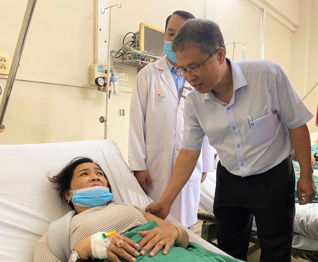 Phó Chủ tịch UBND tỉnh Khánh Hòa Trần Hòa Nam thăm hỏi các nạn nhân do sạt lở đất tại đèo Khánh Lê và Khánh Sơn đang cấp cứu tại Bệnh viện Đa khoa Khánh Hòa