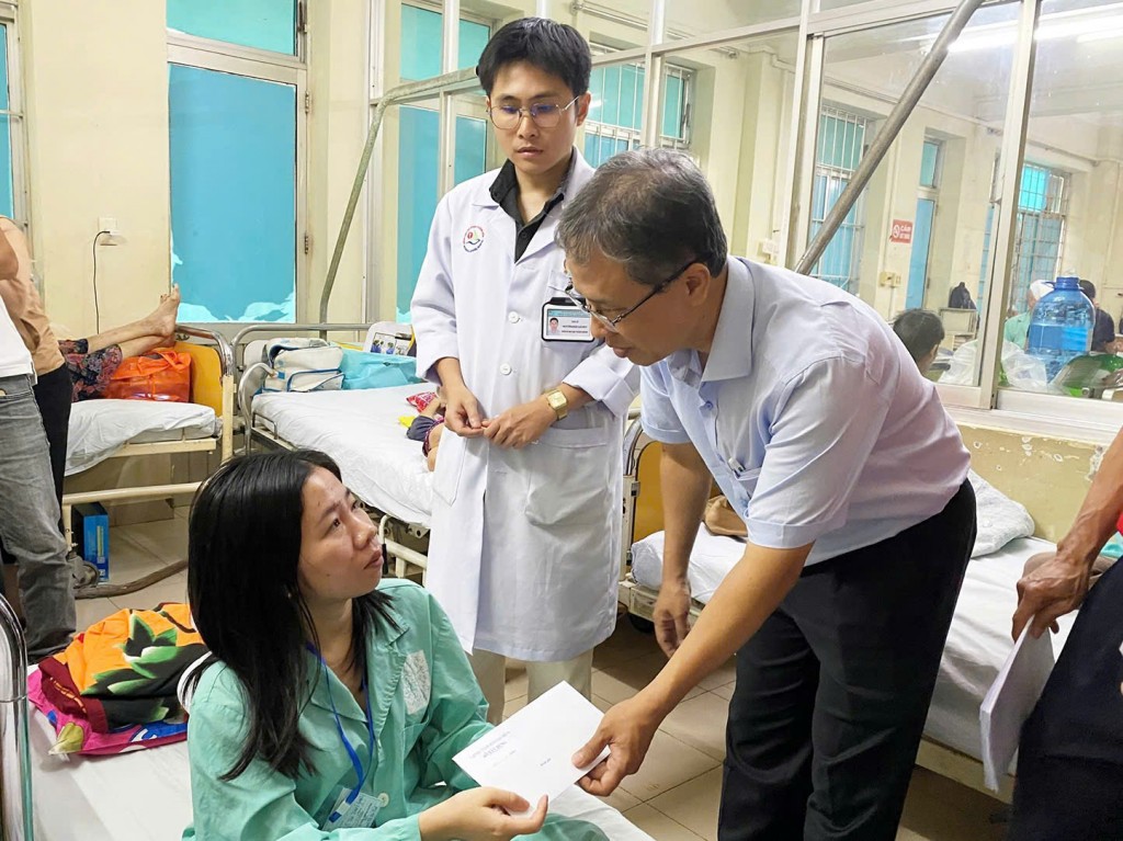 Phó Chủ tịch UBND tỉnh Khánh Hòa Trần Hòa Nam trao hỗ trợ cho các nạn nhân đang cấp cứu tại Bệnh viện Đa khoa Khánh Hòa