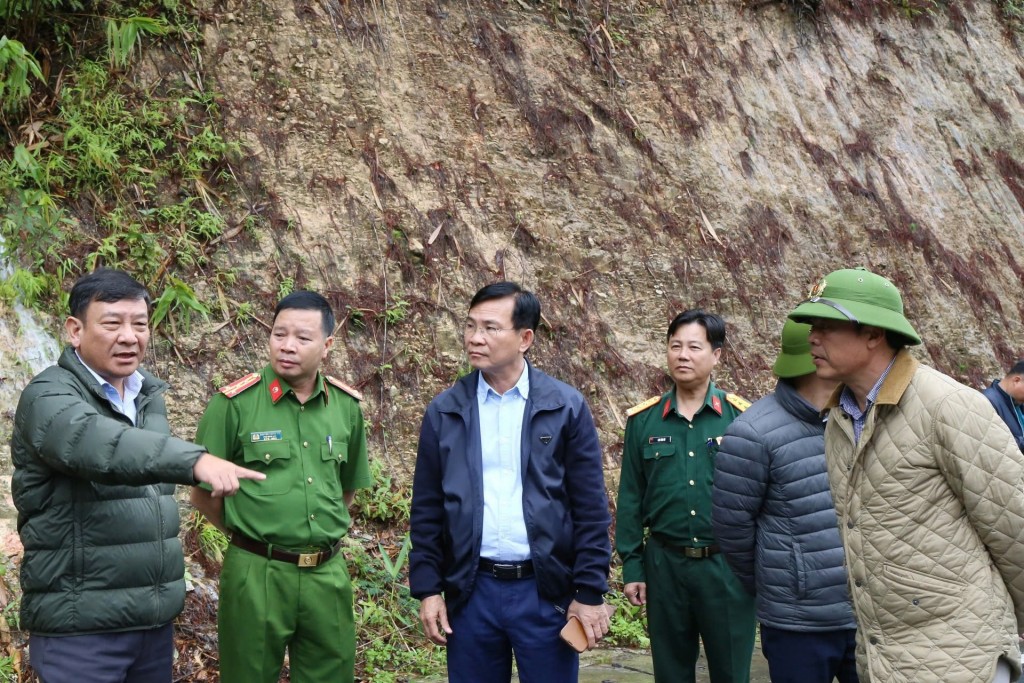 Chủ tịch UBND tỉnh Hồ Văn Mười và Phó Bí thư Tỉnh ủy Bùi Thắng kiểm tra tình hình sạt lở tại đèo Prenn (Ảnh: Nguyễn Lương)